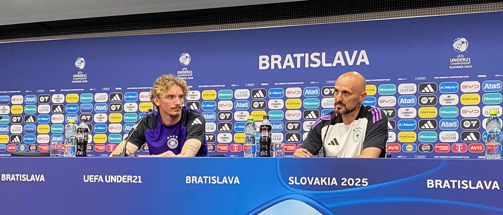 Nick Woltemade (l) freut sich auf das Finale - über den FC Bayern sagte er nichts.