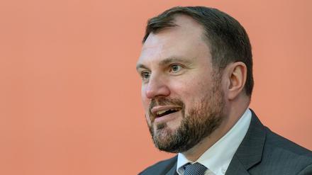 Brandenburgs Wirtschaftsminister Daniel Keller (SPD) freut sich über den vereinbarten Mindestlohn (Archivbild). 