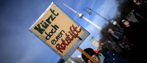 Demonstrierende protestieren gegen Kürzungen in Sozial - und Kultureinrichtungen.