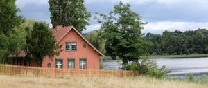 Mit Garten und Seeblick: Das Rote Haus im Neuen Garten ist restauriert und kann besichtigt werden.