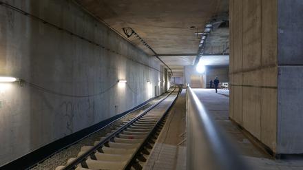 Vom Bahnsteig der neuen City-S-Bahn S15 am Berliner Hauptbahnhof fahren noch immer keine Züge.