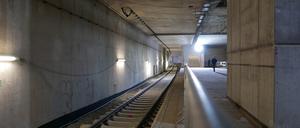 Vom Bahnsteig der neuen City-S-Bahn S15 am Berliner Hauptbahnhof fahren noch immer keine Züge.