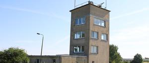Der ehemalige DDR-Grenzturm in Cumlosen in der Prignitz wurde versteigert.