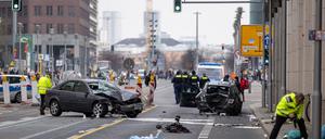 Polizisten stehen an der Unfallstelle in der Leipziger Straße, bei der eine Mutter und ihr Kind gestorben sind.