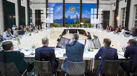 Blick in die Sonder-Verkehrsministerkonferenz der Länder in der Bayerischen Landesvertretung.