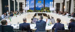 Blick in die Sonder-Verkehrsministerkonferenz der Länder in der Bayerischen Landesvertretung.
