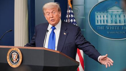 US-Präsident Donald Trump spricht im Weißen Haus über die zuletzt ausgesetzten Zölle auf Importe aus vielen Ländern.