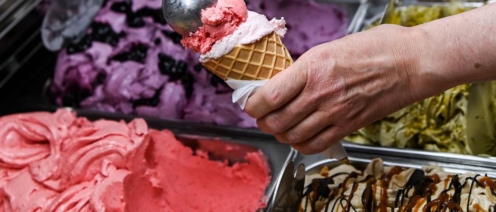 Laut Umfrage bestellen die meisten Verbraucher in Deutschland zwei bis drei Kugeln in der Eisdiele.