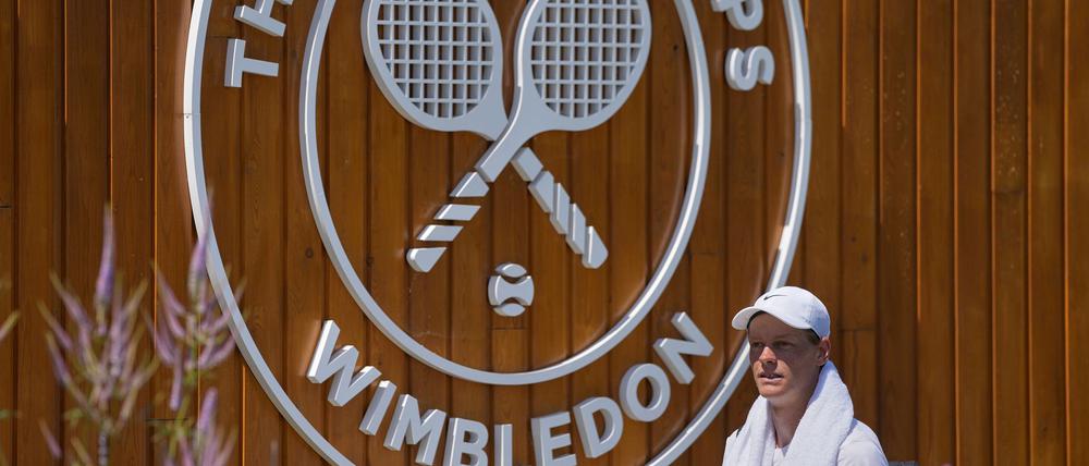 Ganz schön warm: Der Italiener Jannik Sinner bereitet sich auf Wimbledon vor.
