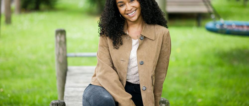 Schauspielerin Féréba Koné tut sich schwer mit der Karnevalsbegeisterung in Köln.