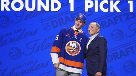 Der an Nummer eins im Draft ausgewählte Matthew Schaefer (l) und NHL-Chef Gary Bettman