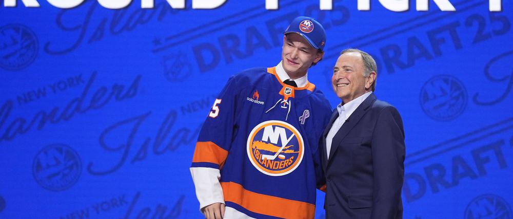Der an Nummer eins im Draft ausgewählte Matthew Schaefer (l) und NHL-Chef Gary Bettman
