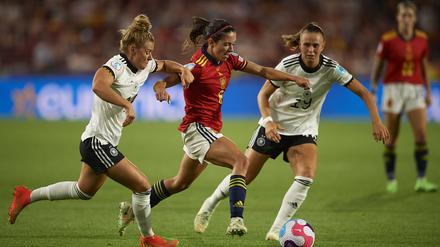 Spaniens Aitana Bonmatí (in rot) dürfte auch bei diesem Turnier eine entscheidende Rolle einnehmen.