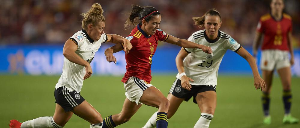Spaniens Aitana Bonmatí (in rot) dürfte auch bei diesem Turnier eine entscheidende Rolle einnehmen.