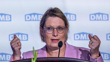 27.06.2025, Mecklenburg-Vorpommern, Rostock: Stefanie Hubig (SPD), Bundesministerin der Justiz und für Verbraucherschutz, spricht vor den Delegierten des 71. Deutschen Mietertages. Der Deutsche Mieterbund (DMB) sieht dringenden Handlungsbedarf, um ein weiteres Schrumpfen des Sozialwohnungsbestandes abzuwenden. Foto: Jens Büttner/dpa +++ dpa-Bildfunk +++