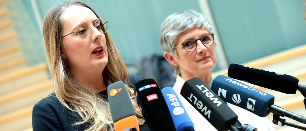 Katharina Dröge und Britta Haßelmann, Co-Vorsitzende der Bundestagsfraktion der Grünen, geben ein Statement.