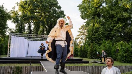 Potsdams Poetenpack zeigt „Die drei Musketiere“ nach Alexandre Dumas in der Fassung von Sonja Wassermann. Nikolai Arnold gibt Louis XIII. als  perückengekröntes Riesenbaby.