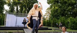 Potsdams Poetenpack zeigt „Die drei Musketiere“ nach Alexandre Dumas in der Fassung von Sonja Wassermann. Nikolai Arnold gibt Louis XIII. als  perückengekröntes Riesenbaby.