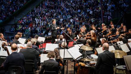 Dirigent Gustavo Dudamel mit den Philharmonikern in der Waldbühne.