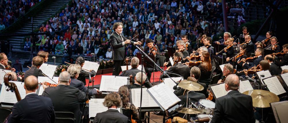 Dirigent Gustavo Dudamel mit den Philharmonikern in der Waldbühne.