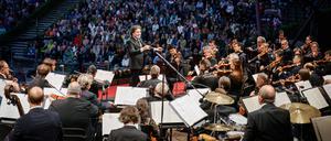 Dirigent Gustavo Dudamel mit den Philharmonikern in der Waldbühne.