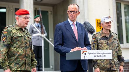 Kanzler Merz warnt vor falschem Sicherheitsgefühl und verlangt mehr Verteidigungsanstrengungen. Begrüßt wurde der CDU-Politiker von Carsten Breuer (l), Generalinspekteur der Bundeswehr, und Alexander Sollfrank (r), Befehlshaber des Führungskommandos.