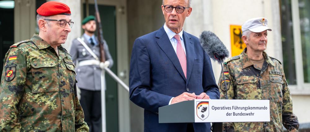 Kanzler Merz warnt vor falschem Sicherheitsgefühl und verlangt mehr Verteidigungsanstrengungen. Begrüßt wurde der CDU-Politiker von Carsten Breuer (l), Generalinspekteur der Bundeswehr, und Alexander Sollfrank (r), Befehlshaber des Führungskommandos.