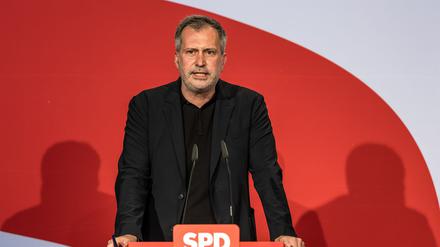 Der Oberbürgermeister von Cottbus, Tobias Schick (SPD), reagiert auf Ermittlungen der Staatsanwaltschaft gegen ihn. (Archivbild)