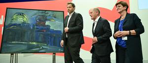 SPD-Chef Lars Klingbeil, Altkanzler Olaf Scholz und Ex-Parteichefin Saskia Esken (v.l.) am 28. Juni 2025 auf dem SPD-Bundesparteitag in Berlin