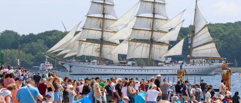 Rund 170.000 Menschen haben die Windjammerparade der Kieler Woche verfolgt.