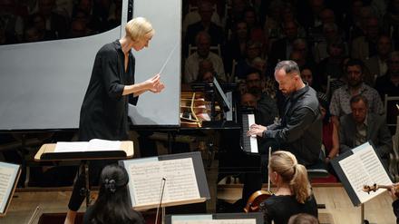 Dirigentin Joana Mallwitz mit Solist Igor Levit im Berliner Konzerthaus. 