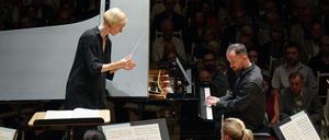 Dirigentin Joana Mallwitz mit Solist Igor Levit im Berliner Konzerthaus. 