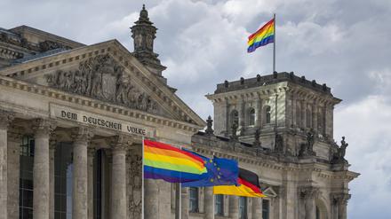 Zum Internationalen Tag gegen Homophobie am 17.05.2025 wehen auf und vor dem Reichstagsgebäude Regenbogenflaggen