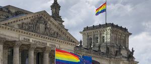 Zum Internationalen Tag gegen Homophobie am 17.05.2025 wehen auf und vor dem Reichstagsgebäude Regenbogenflaggen