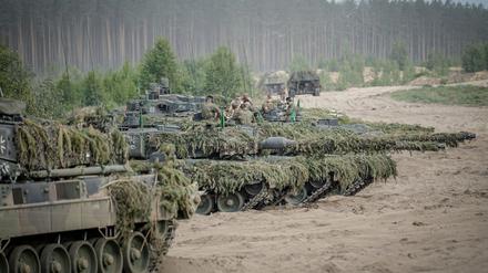 Leopard-2-Panzer der Bundeswehr bei einer Übung - die deutschen Streitkräfte sollen in den kommenden Jahren besser bewaffnet werden.