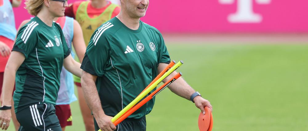 Letzte Vorbereitung auf die EM: Christian Wück und die DFB-Frauen.
