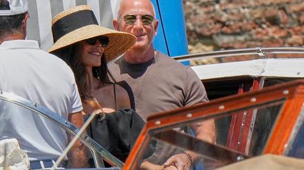 Am Tag nach der Hochzeit lassen sich Jeff Bezos und seine Frau Lauren in „Harry's Bar“ bringen.