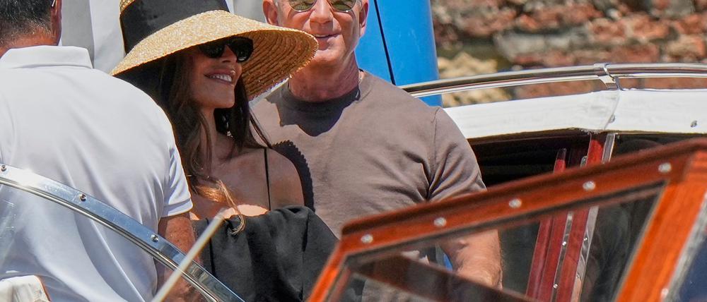 Am Tag nach der Hochzeit lassen sich Jeff Bezos und seine Frau Lauren in „Harry's Bar“ bringen.