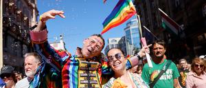 Teilnehmende des 30. Budapest Pride, die friedlich durch die ungarische Hauptstadt zogen.