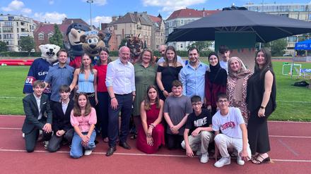 Sommerfest im Jahn-Sportpark. Berlins Regierende Bürgermeister Kai Wegner (CDU) trifft seine Patenkinder. Seit 2003 übernimmt der Regierende Bürgermeister Patenschaften für Mehrlingsgeburten ab drei Kindern.