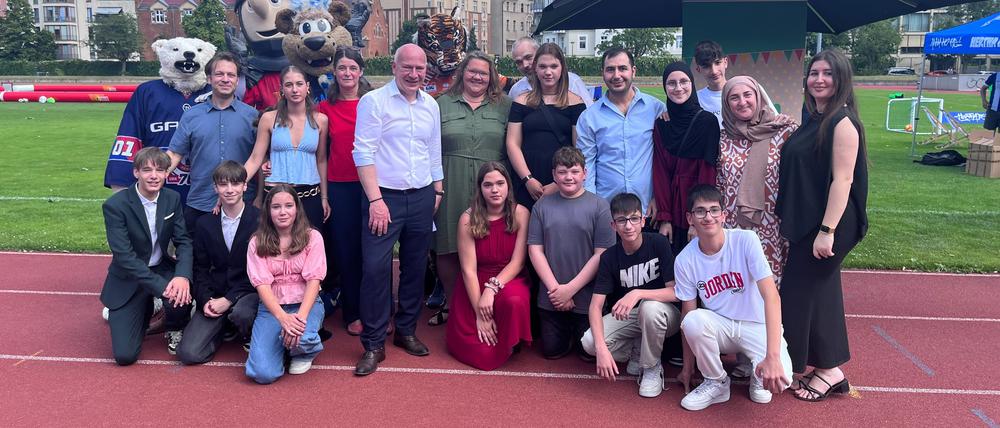 Sommerfest im Jahn-Sportpark. Berlins Regierende Bürgermeister Kai Wegner (CDU) trifft seine Patenkinder. Seit 2003 übernimmt der Regierende Bürgermeister Patenschaften für Mehrlingsgeburten ab drei Kindern.