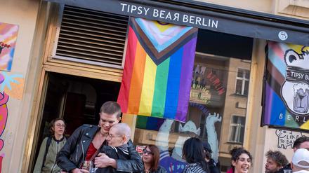 Die Tipsy Bear Bar in Prenzlauer Berg während einer Solidartitätsdemonstration.