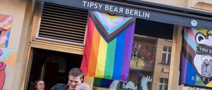 Die Tipsy Bear Bar in Prenzlauer Berg während einer Solidartitätsdemonstration.