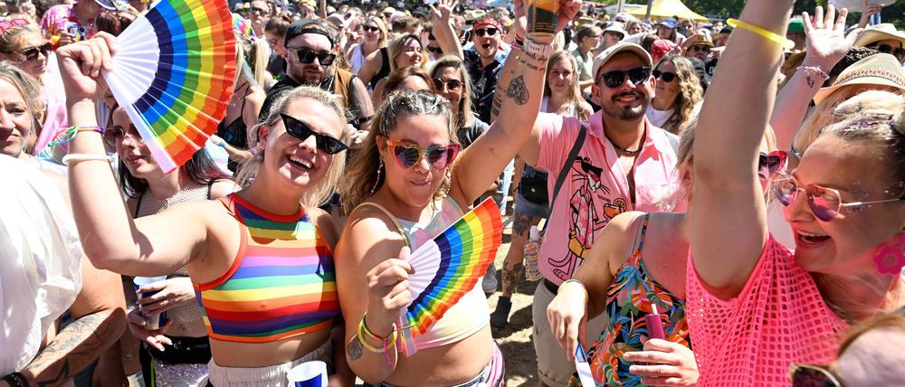 Bunt und gut gelaunt: Die Besucherinnen und Besucher beim „Rainbow Festival“ in Köln.