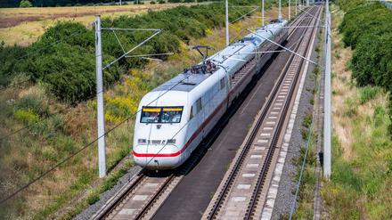 Mit 405 Kilometer pro Stunde rauschte der Hochgeschwindigkeitszug „Velaro Novo“ über die Teststrecke zwischen Leipzig und Erfurt.