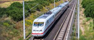 Mit 405 Kilometer pro Stunde rauschte der Hochgeschwindigkeitszug „Velaro Novo“ über die Teststrecke zwischen Leipzig und Erfurt.