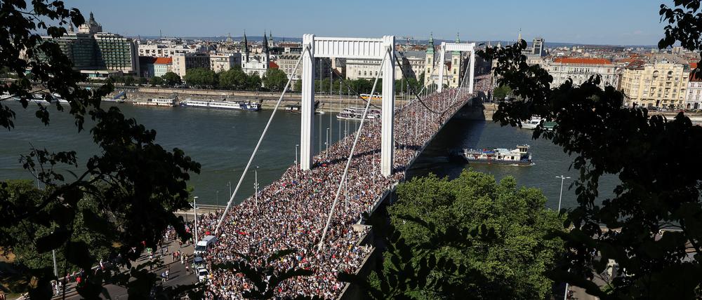 Viele Menschen ziehen durch Budapest.