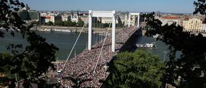 Viele Menschen ziehen durch Budapest. 