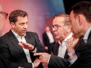 Boris Pistorius (rechts) im Gespräch mit Lars Klingbeil.