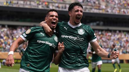 Ex-Bundesliga-Star Paulinho (l) hat getroffen. 